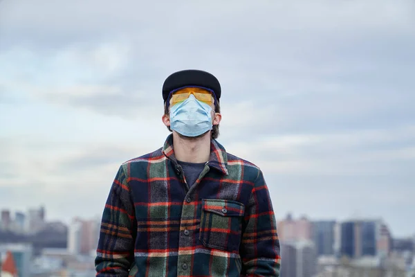 Hope Coronavirus Tema Ung Hipster Man Medicinsk Mask Och Glasögon — Stockfoto