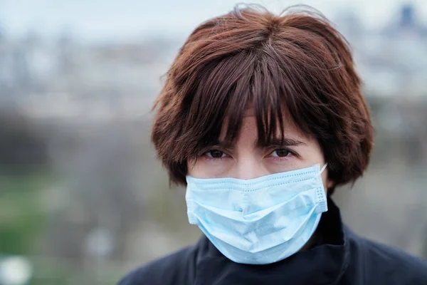 Ung Hipster Kvinna Medicinsk Mask Med Storstadsutsikt Mot Luftföroreningar Tittar — Stockfoto