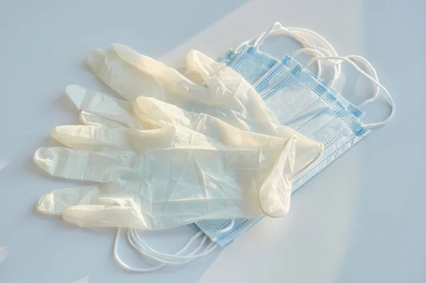 Paar Transparente Medizinische Latex Handschuhe Und Chirurgische Ohrschlaufenmaske Auf Blauem — Stockfoto