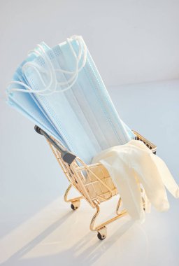 Kirliliğe, virüse, gribe ve koronavirüse karşı tıbbi koruma maskeleri ve lateks eldivenlerle yüzleş. Maske satın alma ve satma kavramı, sağlık ve sağlık sektörü