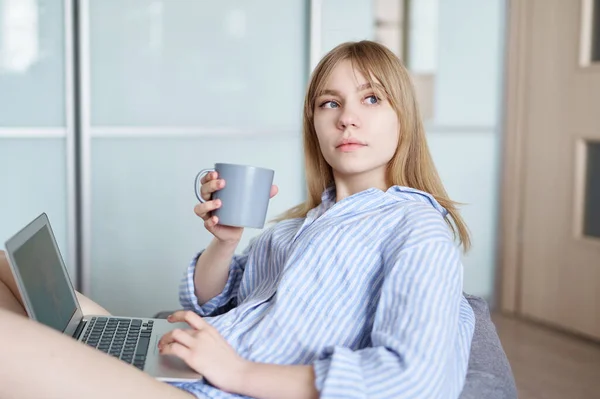 Jovem Mulher Caucasiana Atraente Usando Pijama Usando Laptop Saco Feijão — Fotografia de Stock