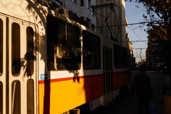 Vieux Tram Orange Arrêt Dans Capitale Européenne Dans Rue Centrale — Photo