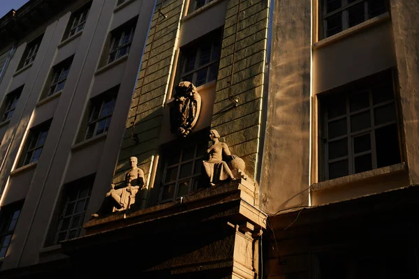 Old Building Facade Entrance Sculptural Faces European Country — Stock Photo, Image