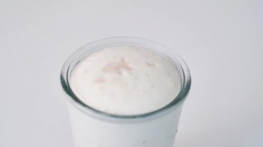 Ev yapımı ekmek ya da pizzanın diğer malzemelerine eklenmeden hemen önce bir bardakta mayanın yükselmesi. Hamur başlatıcısının zaman ayarlı videosu buğday unu, maya ve su yapımında kullanıldı.