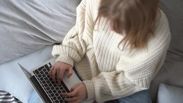 Jeune Femme Caucasienne Pull Blanc Étudiant Avec Ordinateur Portable Maison — Video