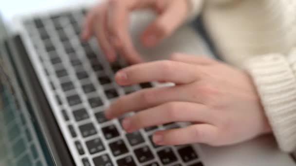 Primeros Planos Mujer Negocios Escribiendo Teclado Del Ordenador Portátil Chica — Vídeos de Stock