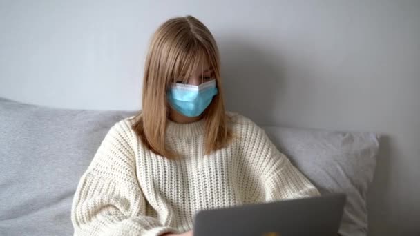 보호용 마스크를 집에서 일하는 사업가 코로나 바이러스때문에 검역을 — 비디오