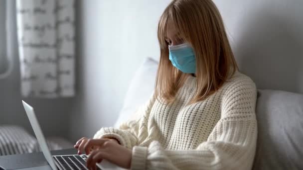 Jovem Adolescente Máscara Médica Sentado Casa Trabalhando Laptop Estudando Blogar — Vídeo de Stock