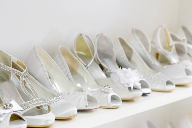 Grup sol tarafta beyaz düğün ayakkabıları