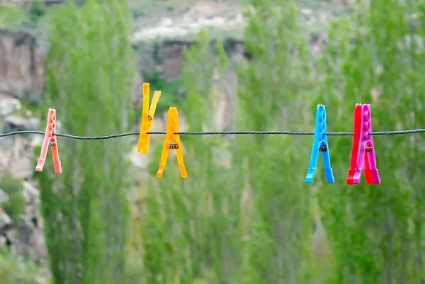 Pince à linge multicolore sur un cordon 1 — Photo