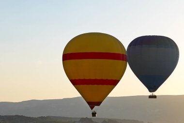 Hava balonları sabah gökyüzünde