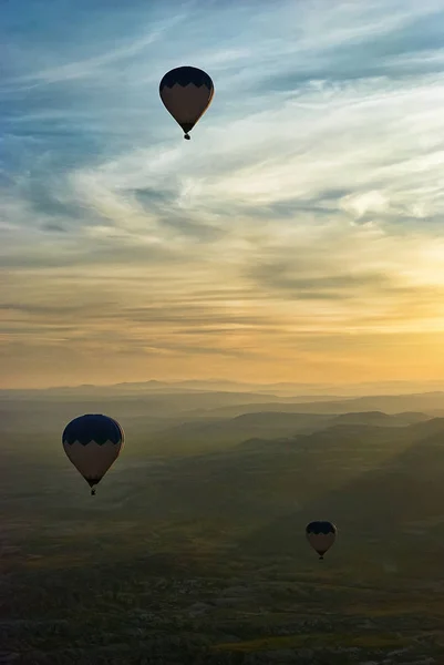 Три повітряні кулі в туманному ранковому вертикальному фото — стокове фото