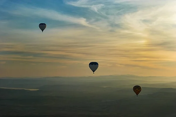Tres globos de aire en la mañana brumosa — Foto de Stock