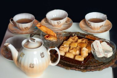 Çaydanlık, çay bardaklarından ve tatlılar