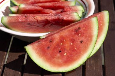 Karpuz dilimleri ahşap arka plan 7 üzerinde