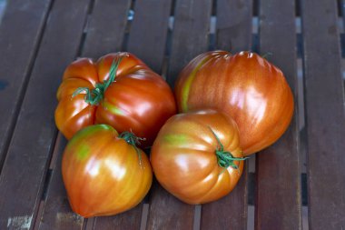 Ahşap arka plan 4 domates