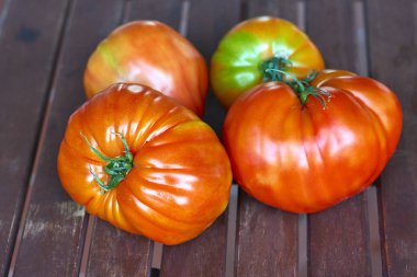 Ahşap arka plan 3 domates