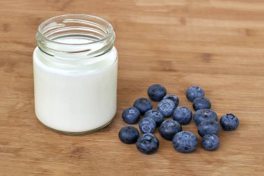 Yoğurt cam ve ahşap zemin - yaban mersini yakın çekim