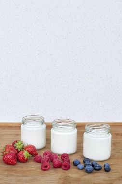 Üç cam kavanozlar yoğurt ve meyveler - varyasyonu ile alay şablonu