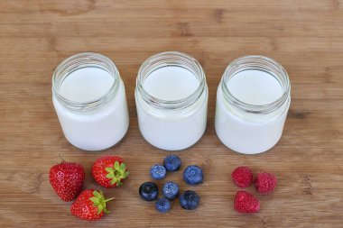 Üç Cam Kavanoz yoğurt ve meyveler - varyasyon yakın çekim