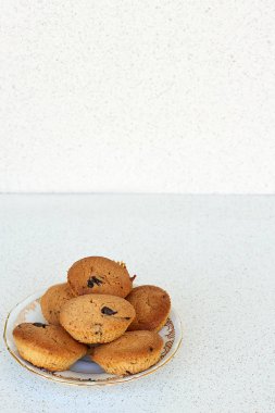 Bir tabakta - dikey çikolata parçaları ile Hindistan cevizi çerezleri şablonu alay