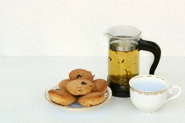 Çikolata, çay ile Hindistan cevizi çerezleri basın Kupası - yatay yakın kadar Fransız ve