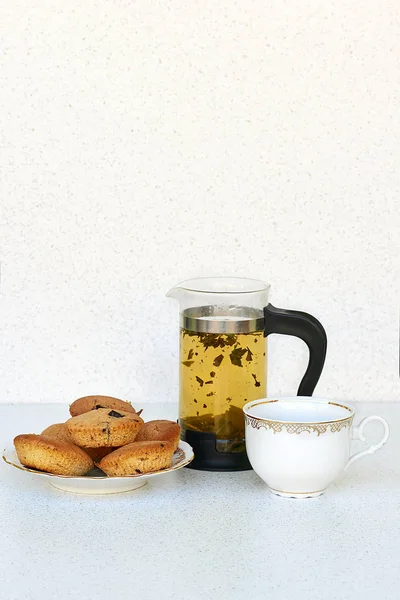 Galletas de coco con chocolate, té en prensa francesa y taza - maqueta vertical — Foto de Stock