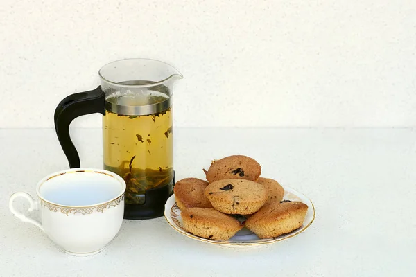 Galletas de coco con chocolate, té en prensa francesa y taza horizontal — Foto de Stock