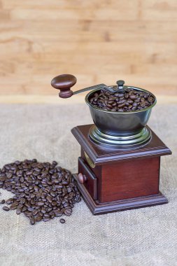 Kahve değirmeni kavrulmuş kahve çekirdekleri ve kahve boncuk 2 sol tarafında dolu