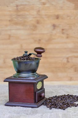 Kahve değirmeni kavrulmuş kahve çekirdekleri ve kahve boncuk sağ tarafında dolu