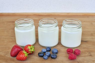 Üç Cam Kavanoz yoğurt ve meyveler - varyasyon yakın çekim