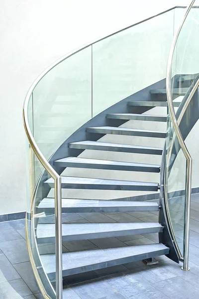 Moderna escalera de caracol de oficina vertical Imágenes De Stock Sin Royalties Gratis