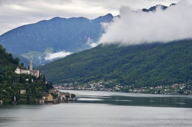 Santa Maria del Sasso kilise ile Morcote köy. Lake Lugano