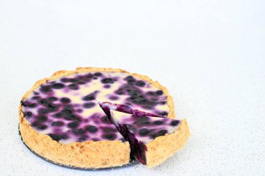 böğürtlenli turta beyaz zemin üzerine