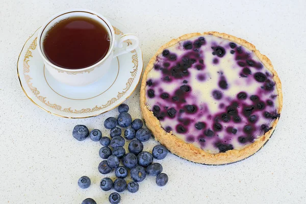 Fincan çay, kek, krepteki ve yaban mersini beyaz bir arka plan - hemen üstüne