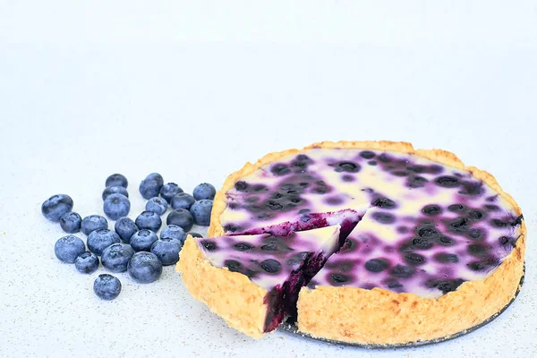 Böğürtlenli turta ve beyaz bir arka planda - yaban mersini kapatmak