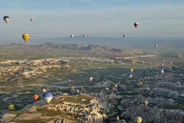Sıcak hava balonları sabah Vadisi üzerinde uçan. Cappadocia. Türkiye