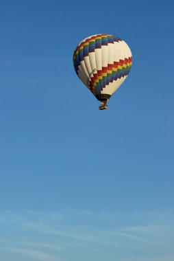 Sıcak hava balonları sabah Vadisi üzerinde uçan. Cappadocia. Türkiye