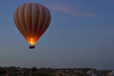 Sıcak hava balonları sabah Vadisi üzerinde uçan. Cappadocia. Türkiye
