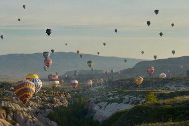 Sıcak hava balonları sabah Vadisi üzerinde uçan. Cappadocia. Türkiye