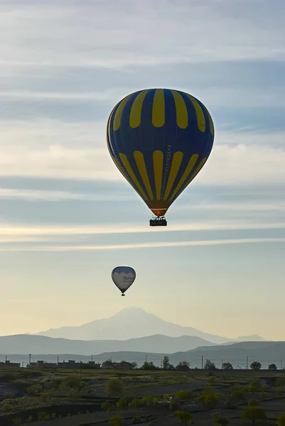 热气球飞越山谷在早上。卡帕多西亚。土耳其 — 图库照片