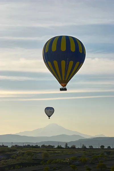 Globos de aire caliente volando sobre el valle por la mañana. Capadocia. Turquía — Foto de Stock