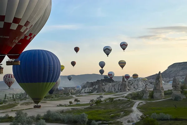 Globos de aire caliente volando sobre el valle por la mañana. Capadocia. Turquía —  Fotos de Stock