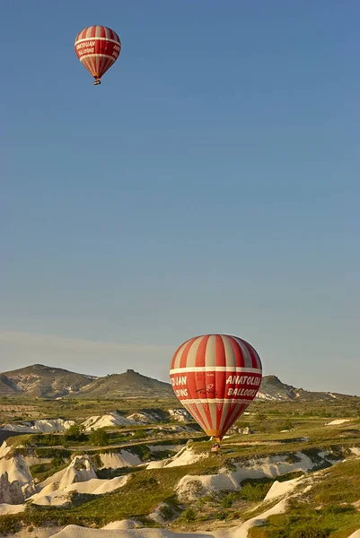 Globos de aire caliente volando sobre el valle por la mañana. Capadocia. Turquía — Foto de Stock