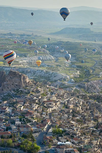 Sıcak hava balonları sabah Vadisi üzerinde uçan. Cappadocia. Türkiye