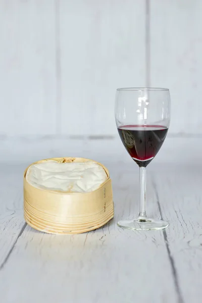 Copo de vinho tinto e queijo camembert em caixa de madeira - vertical — Fotografia de Stock