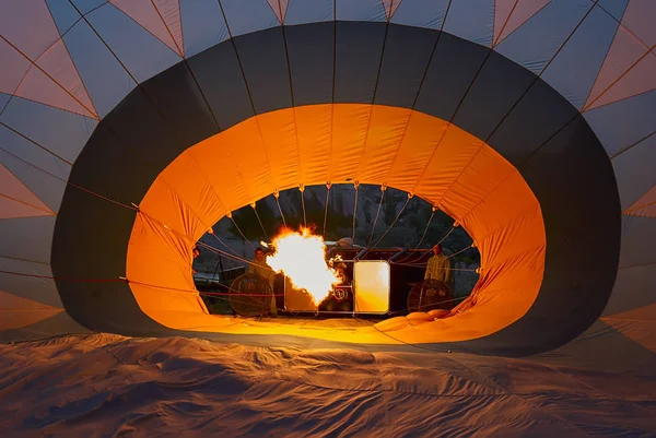 Sıcak hava balon Kapadokya, Türkiye'de hazırlanması — Stok fotoğraf