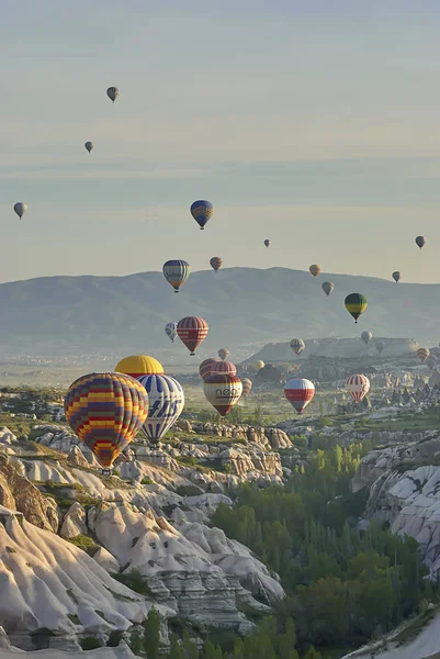 Globos de aire caliente volando sobre el valle por la mañana. Capadocia. Turquía —  Fotos de Stock