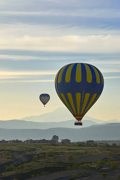 Globos de aire caliente volando sobre el valle por la mañana. Capadocia. Turquía —  Fotos de Stock