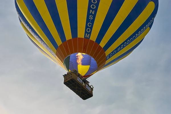 Globos de aire caliente volando sobre el valle por la mañana. Capadocia. Turquía —  Fotos de Stock